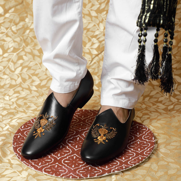NICHE Black Embroidery Mojari